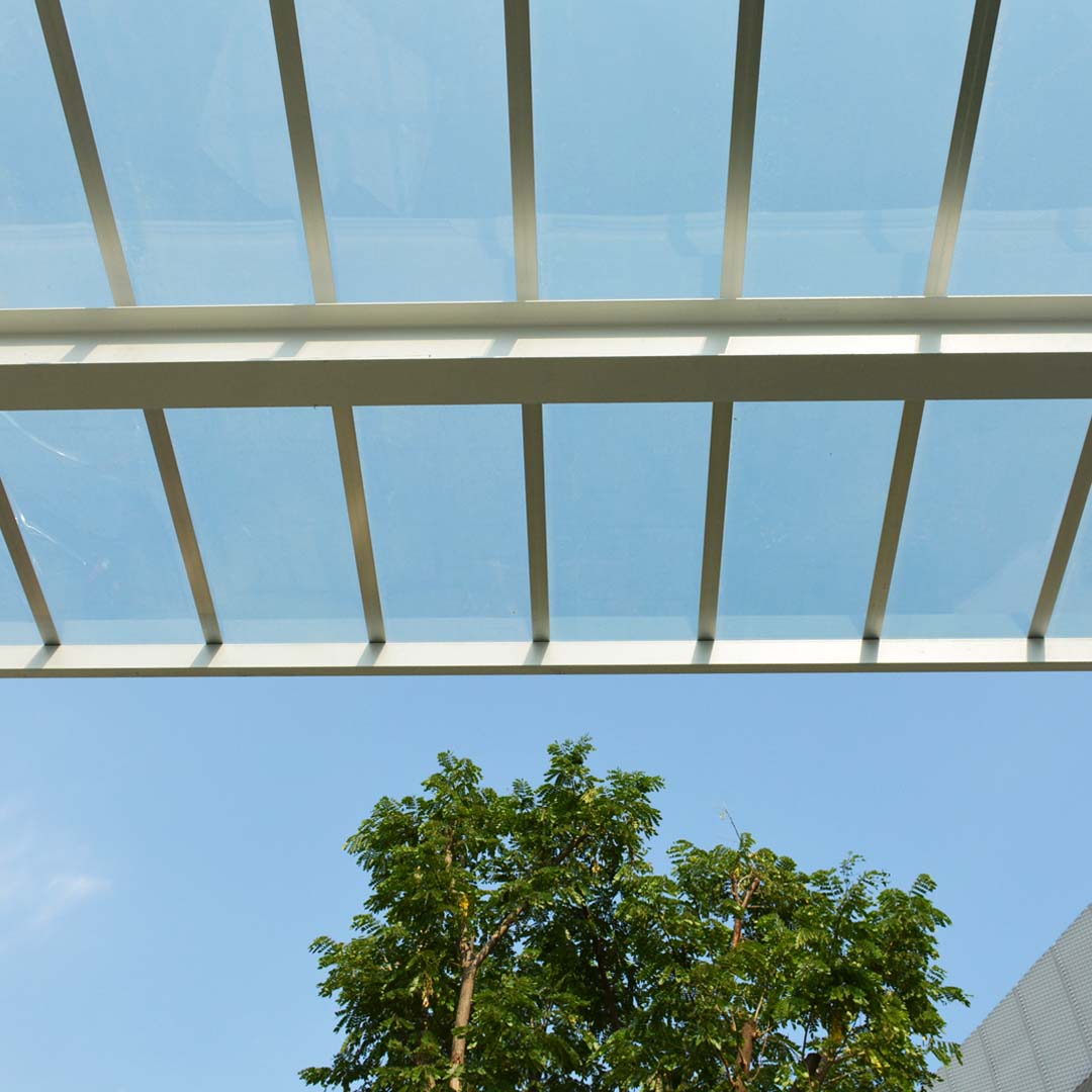 Jakie wymiary zadaszenia wybrać nad drzwi lub balkon?